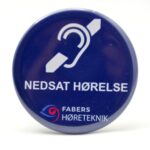 Gratis gave - Badge med nål  Ø56mm NEDSAT HØRELSE på blå baggrund
